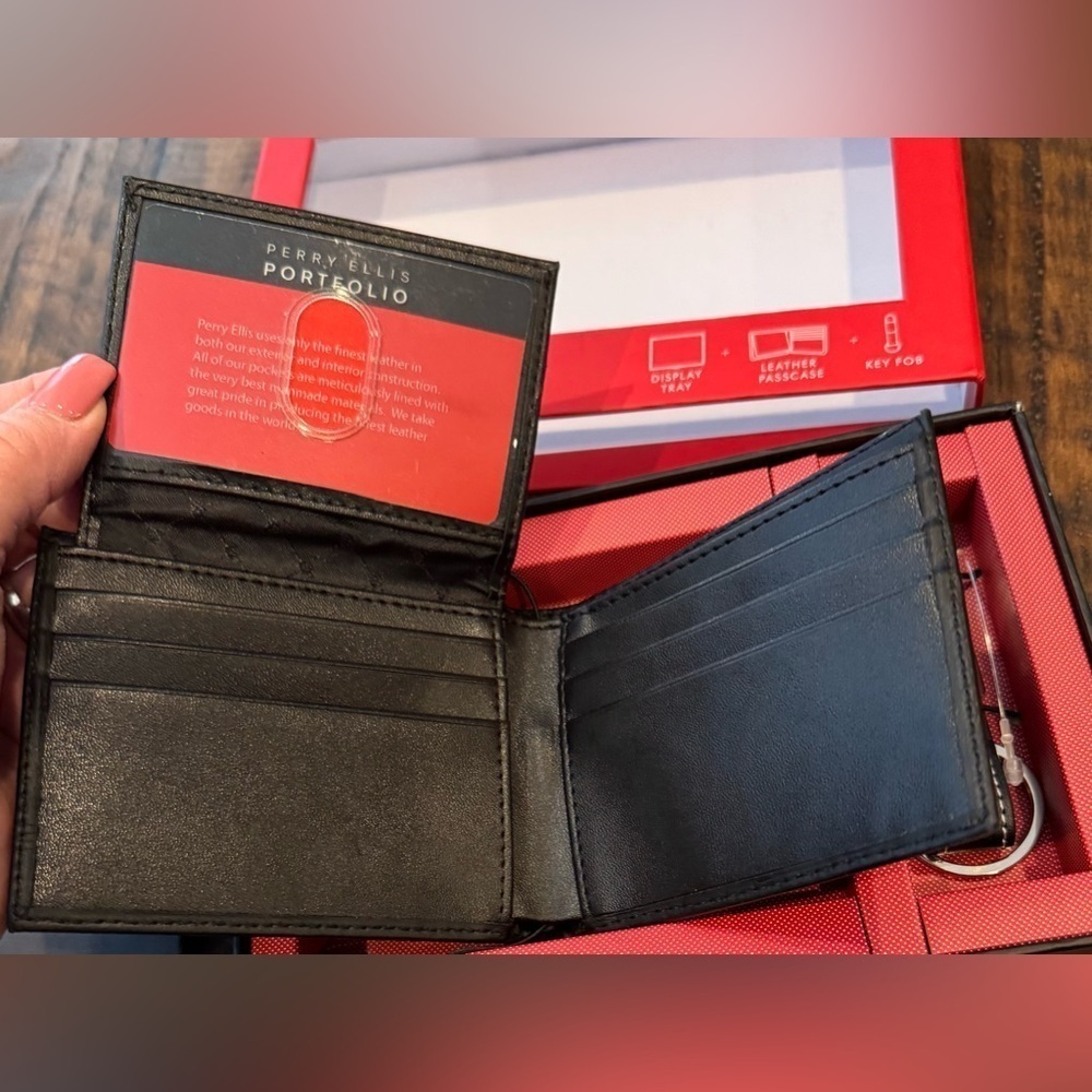 Perry Ellis Portfolio Passcase & Keyfob Set - Picture 3 of 7